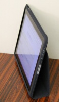 Apple iPad Caseに入れたiPadを立てている写真（正面）