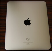 iPadの背面；りんごのマークとiPadの文字が見える