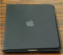 AppleのApple iPad CaseにiPadを入れたところ（ふたを開いたところ）