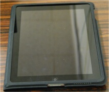 AppleのApple iPad CaseにiPadを入れたところ（ふたを閉じたところ）