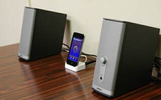 ドックに立てたiPod touchをBOSEのCompanion2 Series II multimedia speaker systemと組み合わせて使う